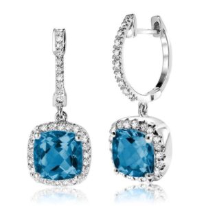 Boucles d'oreilles pendantes en topaze bleue de londres taille coussin et halo de diamants