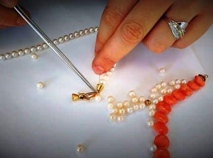 Enfilage collier de perles