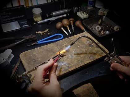 atelier réparateur de bijoux